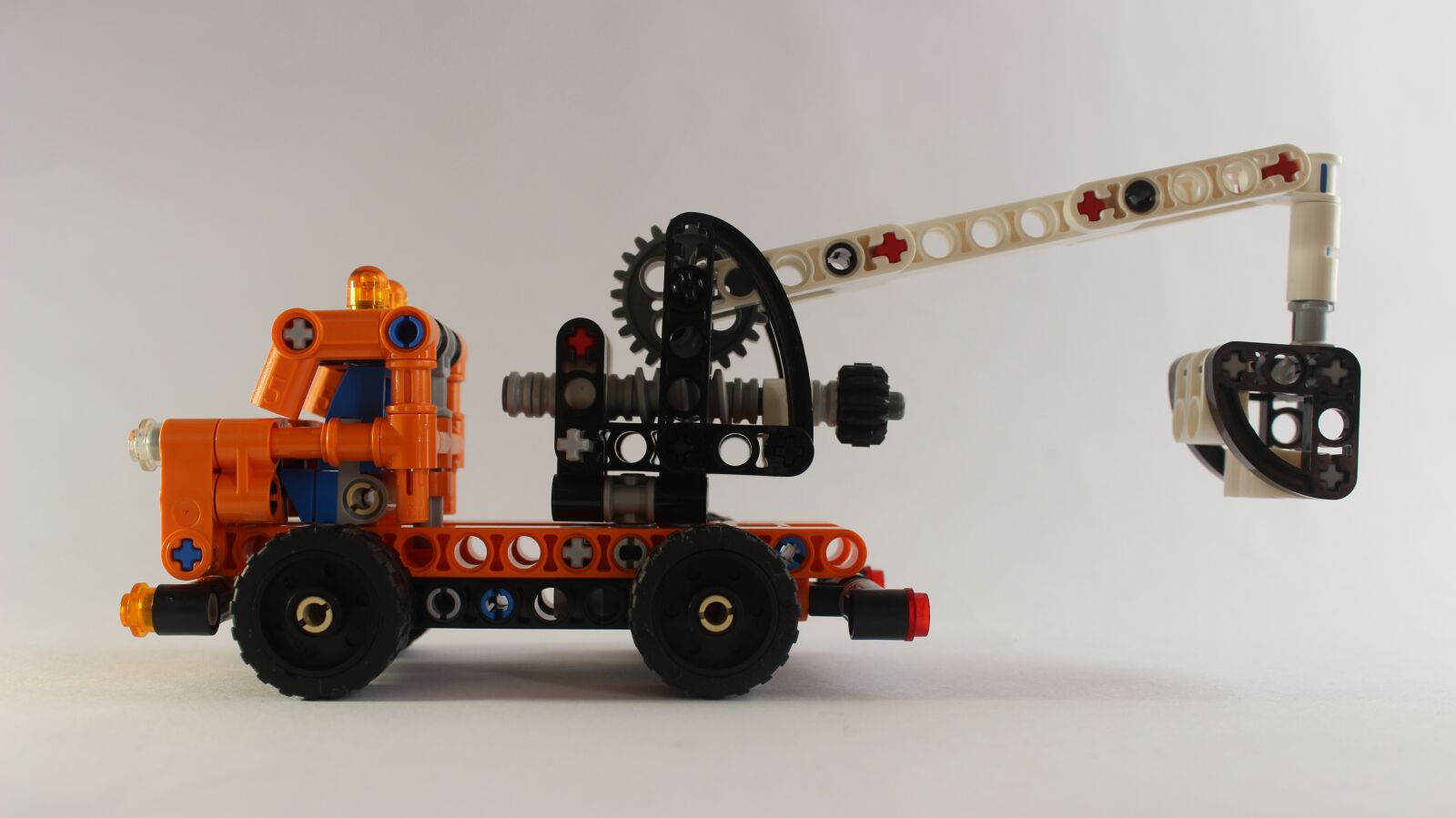 Canon EOS 600D (Rebel EOS T3i / EOS Kiss X5) sample photo. Lego truck toy, lego photography