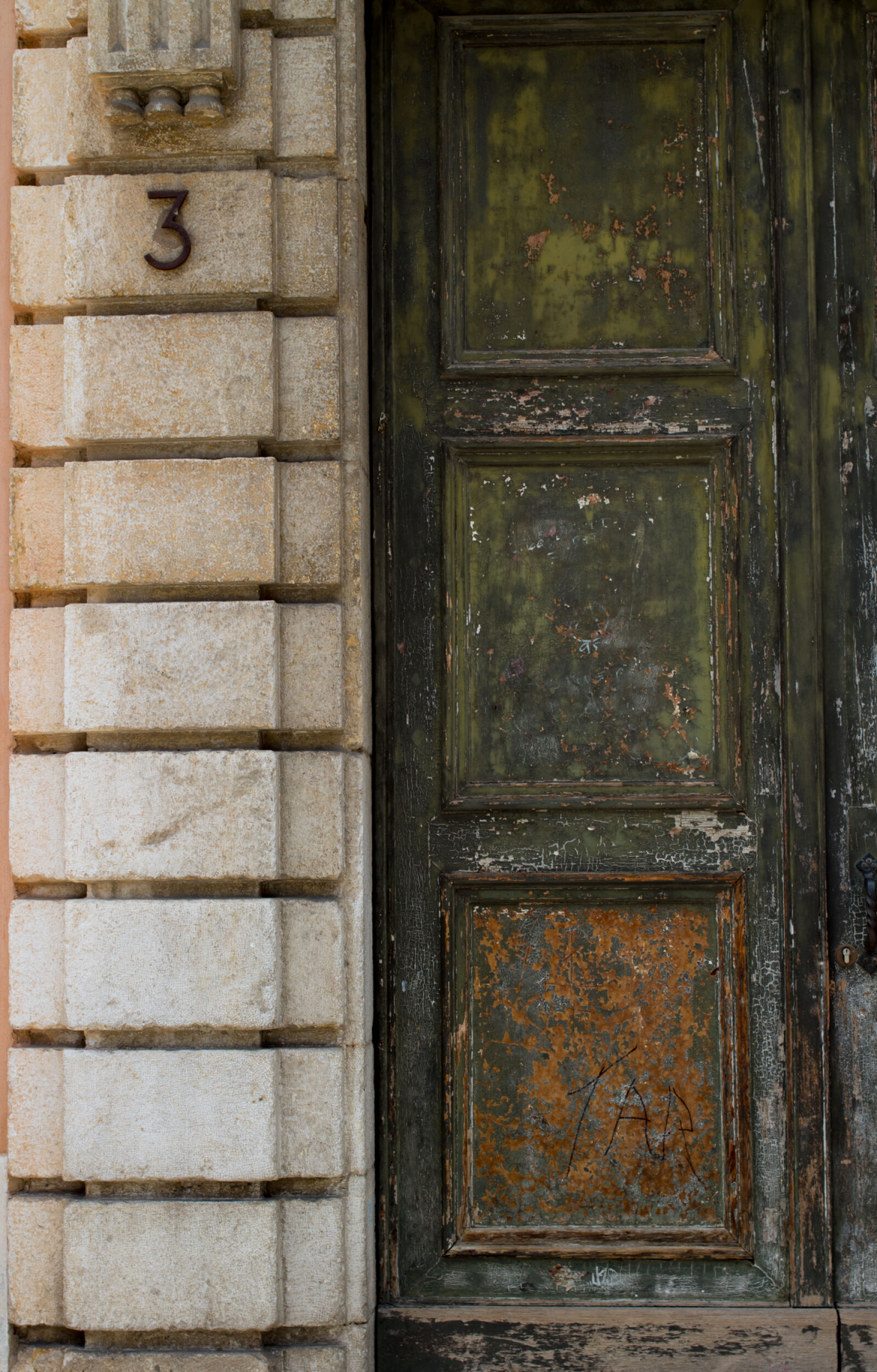 Canon EOS 1300D (EOS Rebel T6 / EOS Kiss X80) + Canon EF 40mm F2.8 STM sample photo. Door, texture, three photography