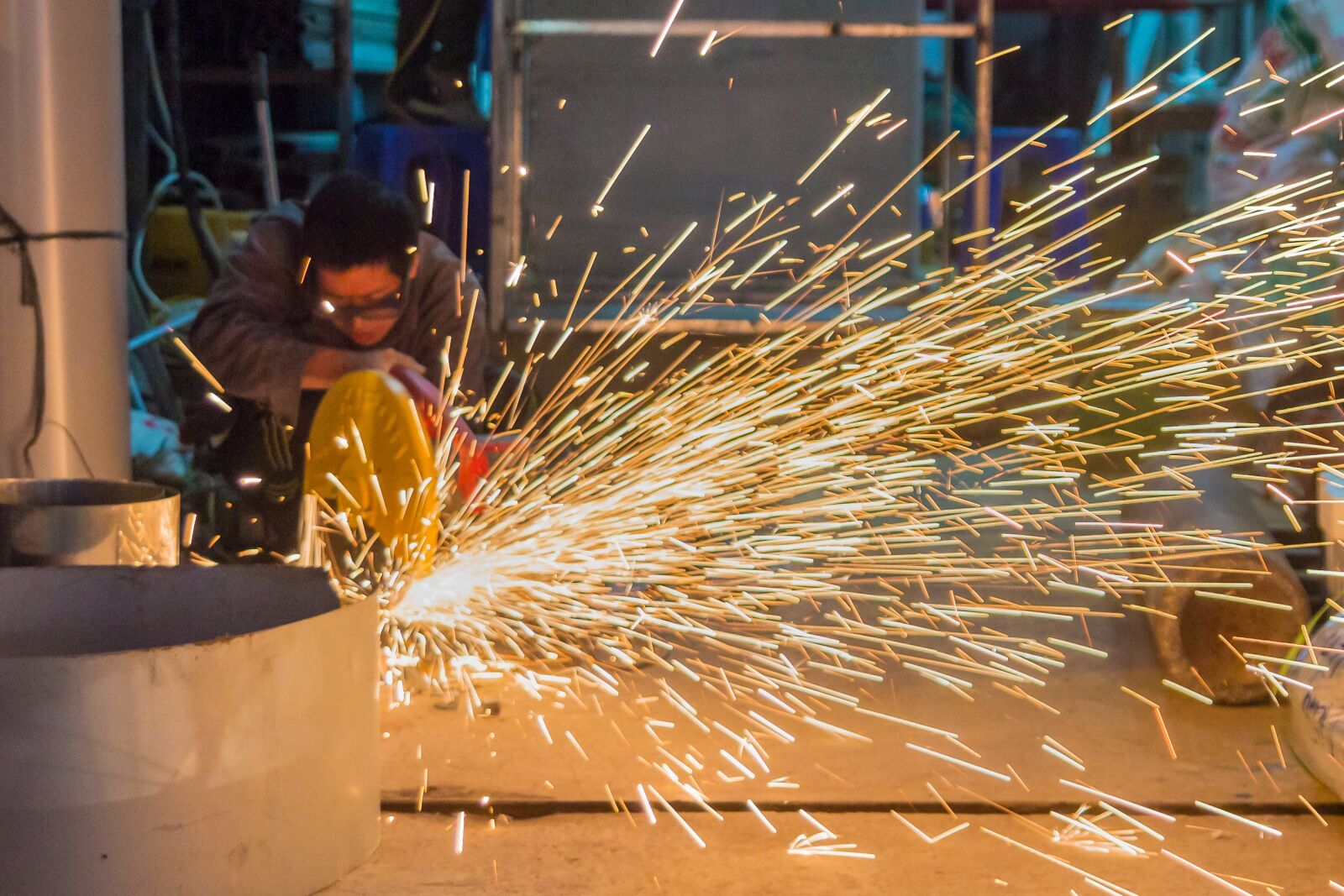 Canon EOS 600D (Rebel EOS T3i / EOS Kiss X5) sample photo. Workshop, man, sparks photography