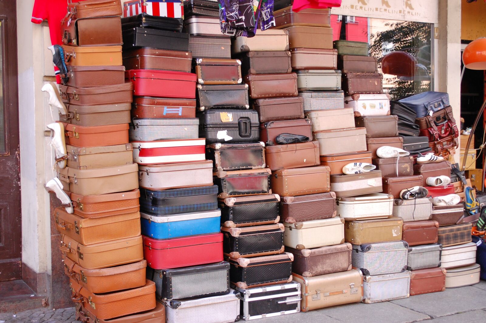 Nikon D40 sample photo. Berlin, suitcases, market photography
