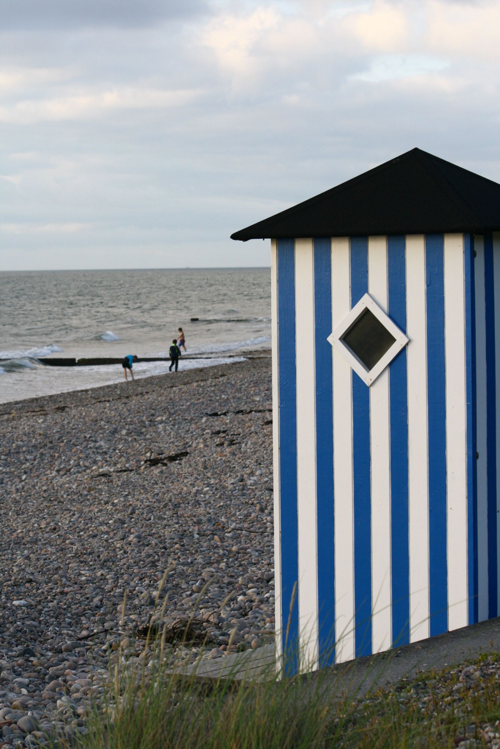 Canon EOS 400D (EOS Digital Rebel XTi / EOS Kiss Digital X) sample photo. Beach hut, beach, summer photography