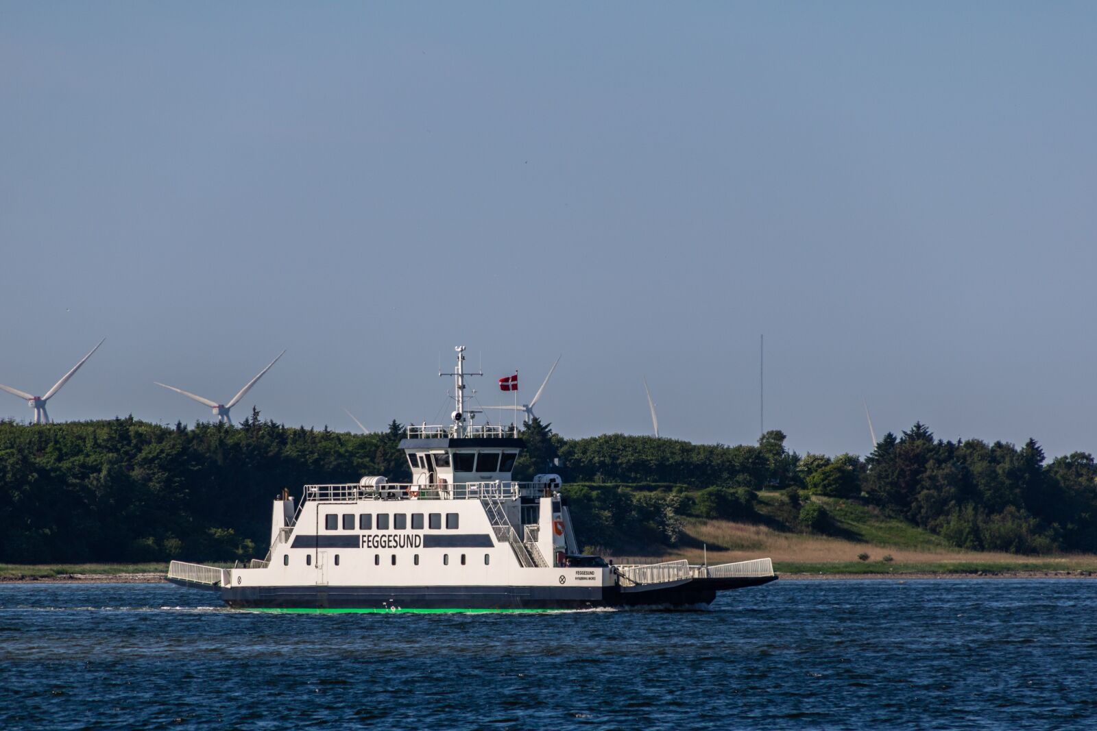 Canon EOS 750D (EOS Rebel T6i / EOS Kiss X8i) + Canon TS-E 90mm F2.8 Tilt-Shift sample photo. Feggesund, ferry, the limfjord photography