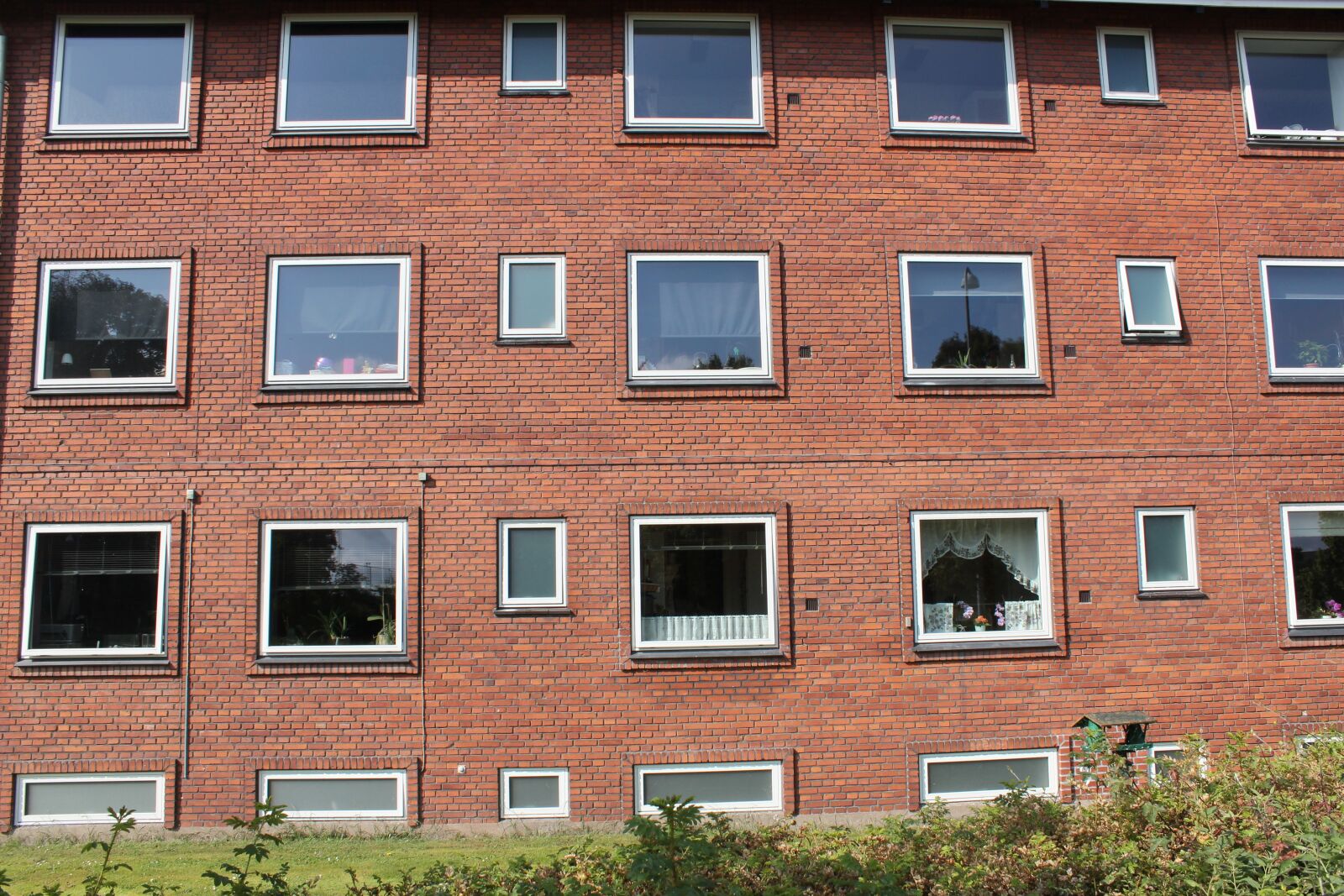 Canon EOS 600D (Rebel EOS T3i / EOS Kiss X5) sample photo. Apartment block, windows, profit photography