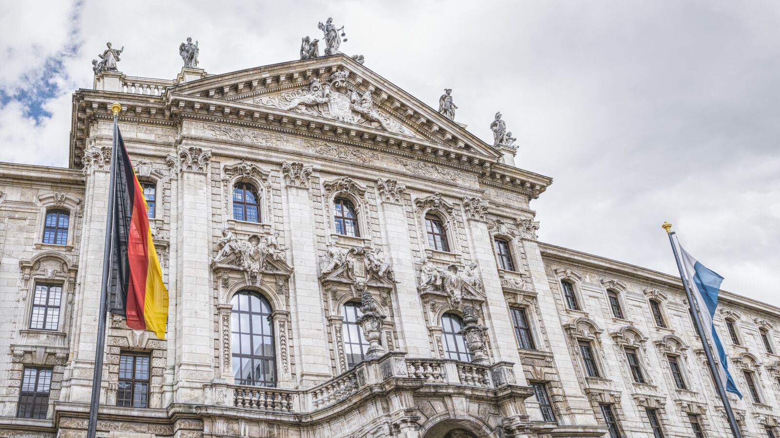 Sony a6300 + Sigma 30mm F2.8 EX DN sample photo. Munich, architecture, court of photography