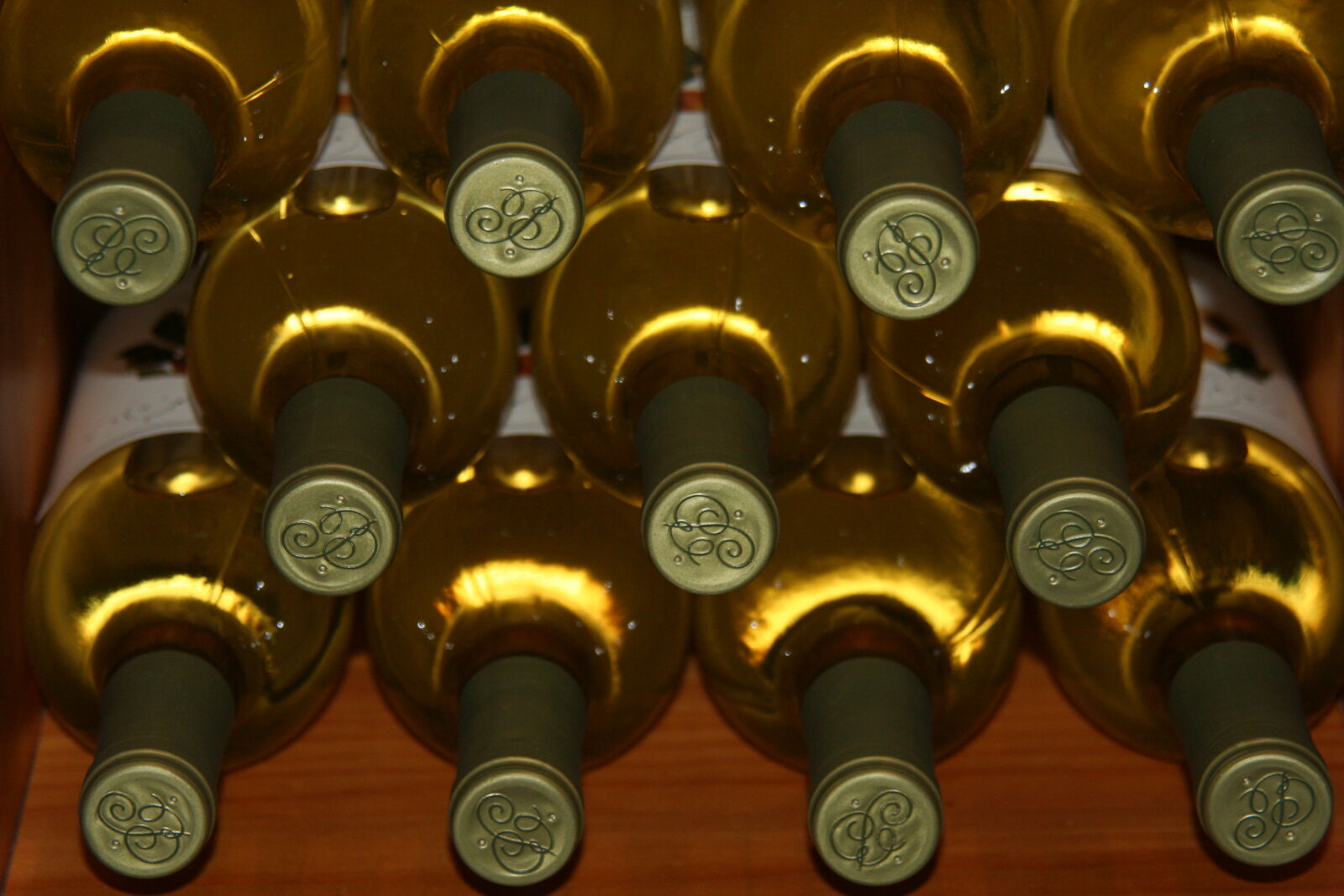 Canon EOS 350D (EOS Digital Rebel XT / EOS Kiss Digital N) sample photo. Close, up, of, wine photography