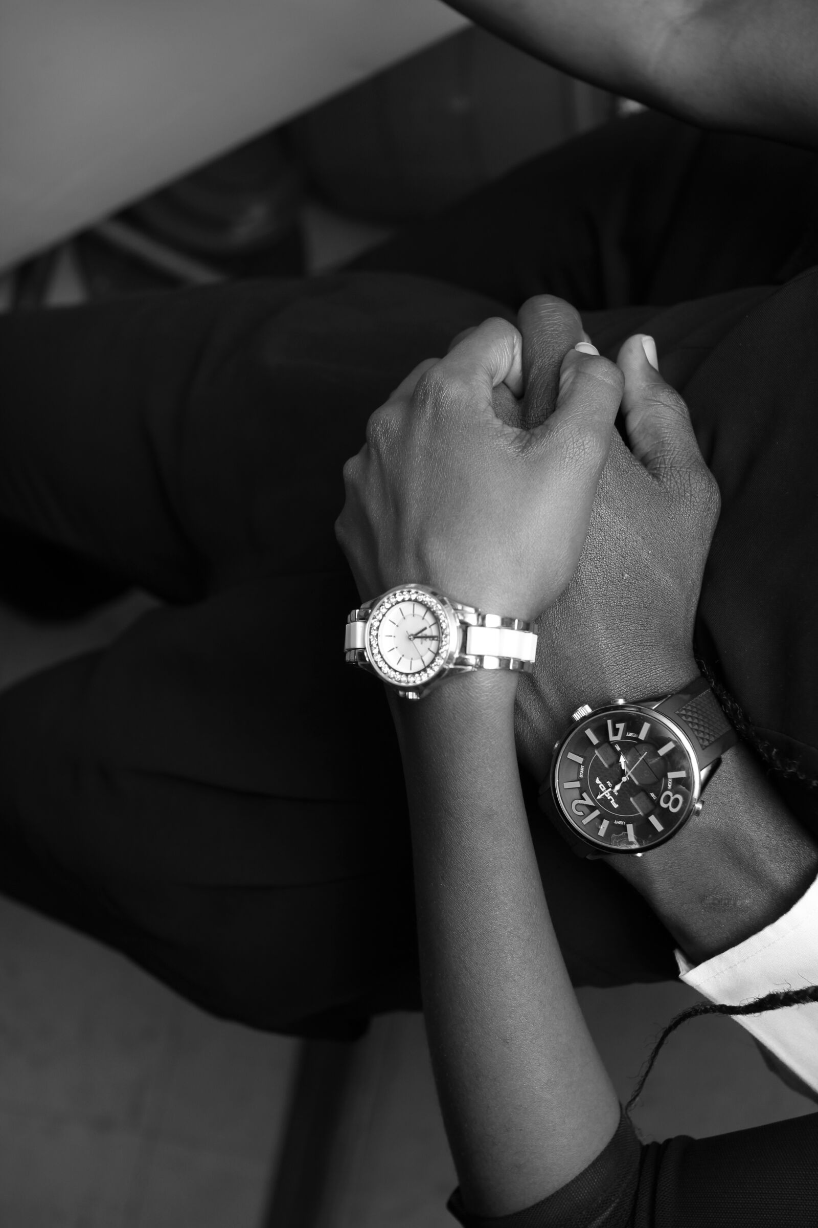 Canon EOS 550D (EOS Rebel T2i / EOS Kiss X4) sample photo. Couple, hands, office, romance photography