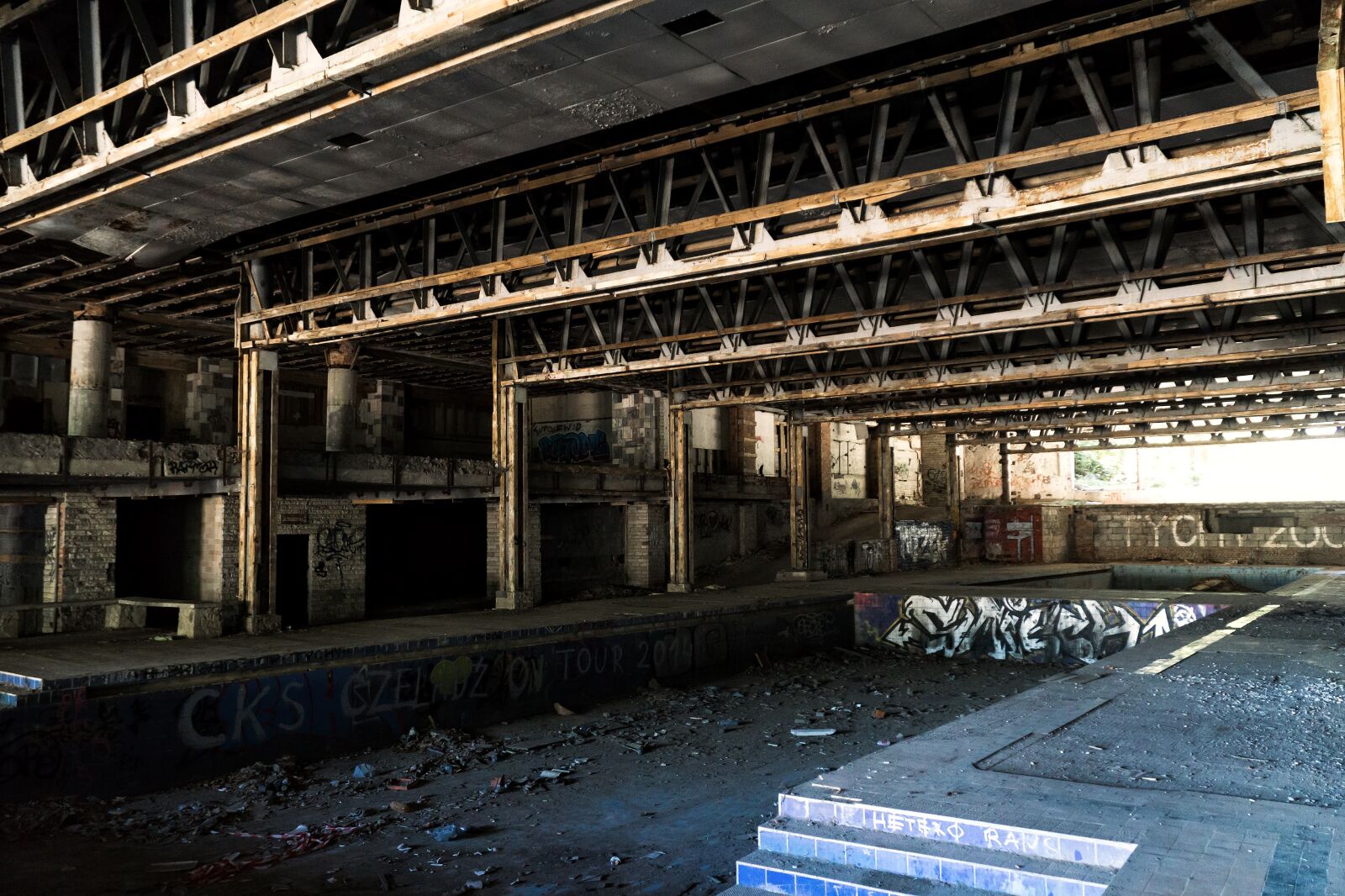 Sony a6000 sample photo. Abandoned, pool, architecture photography