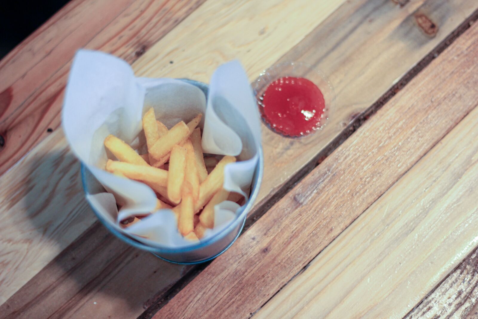 Canon EOS 60D + Canon EF 50mm F1.8 STM sample photo. French fries, saus, yummy photography