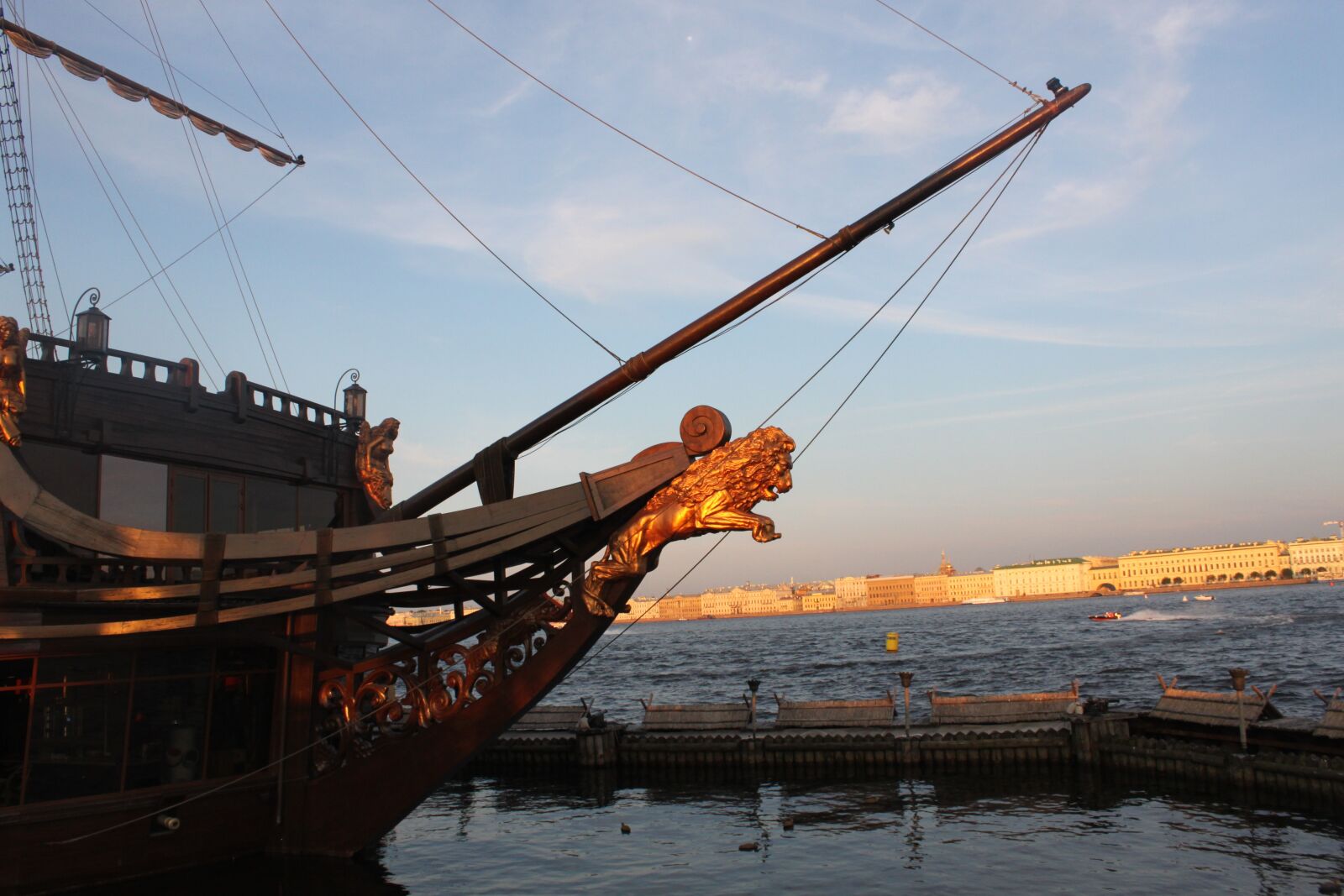 Canon EOS 500D (EOS Rebel T1i / EOS Kiss X3) sample photo. St petersburg russia, city photography