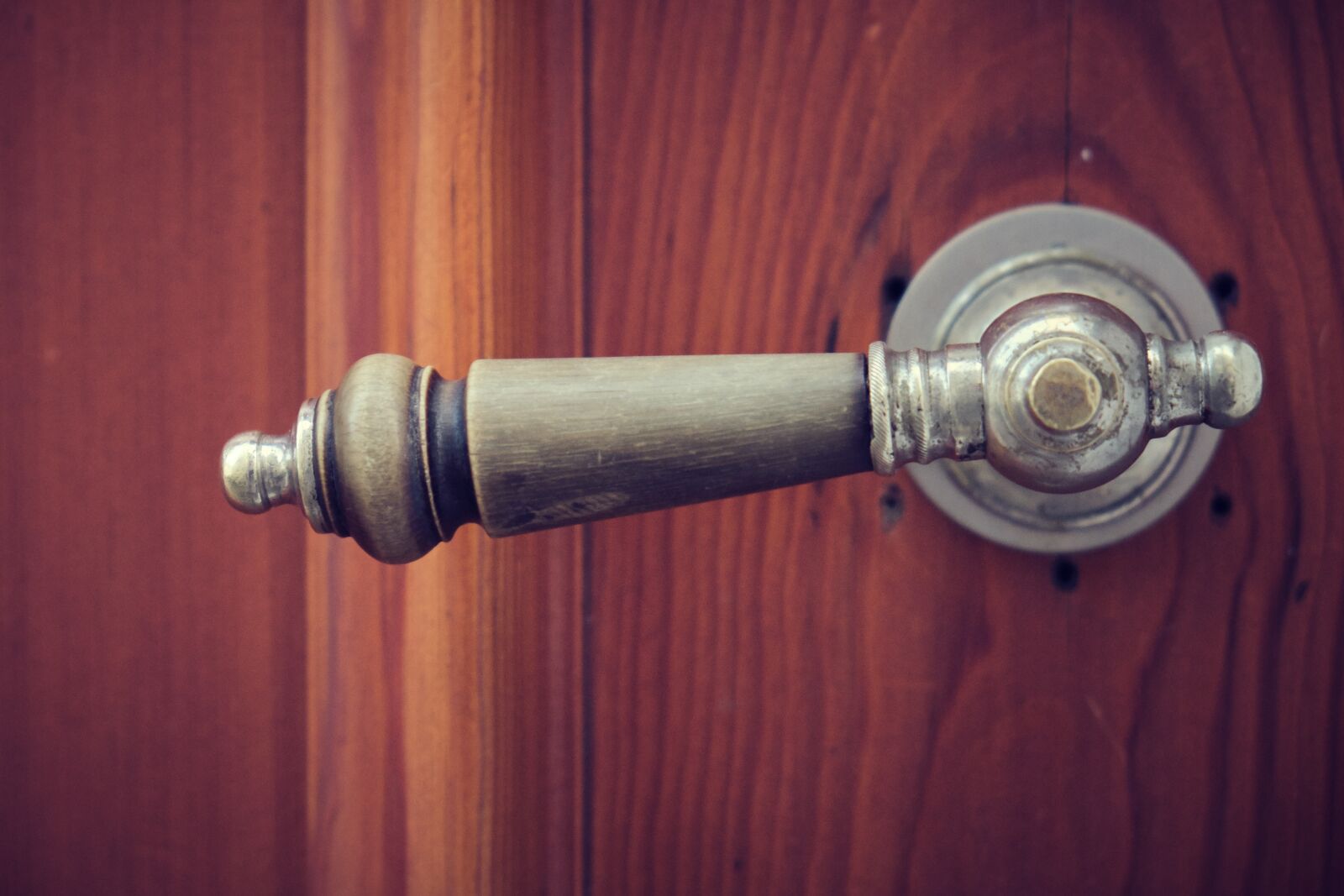 Fujifilm XF 18-55mm F2.8-4 R LM OIS sample photo. Door, handle, input photography