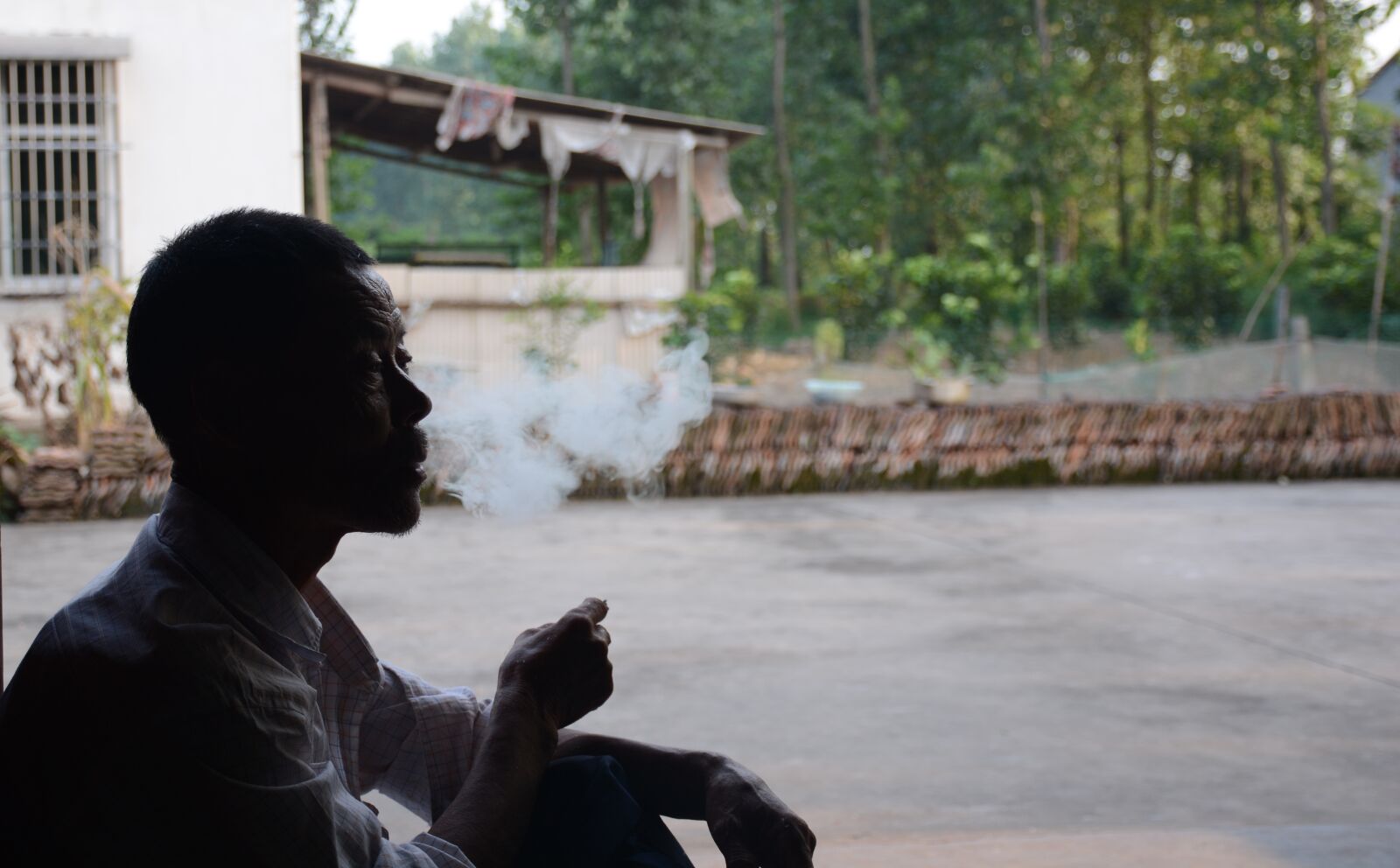 Nikon D7100 sample photo. The old man, smoke photography
