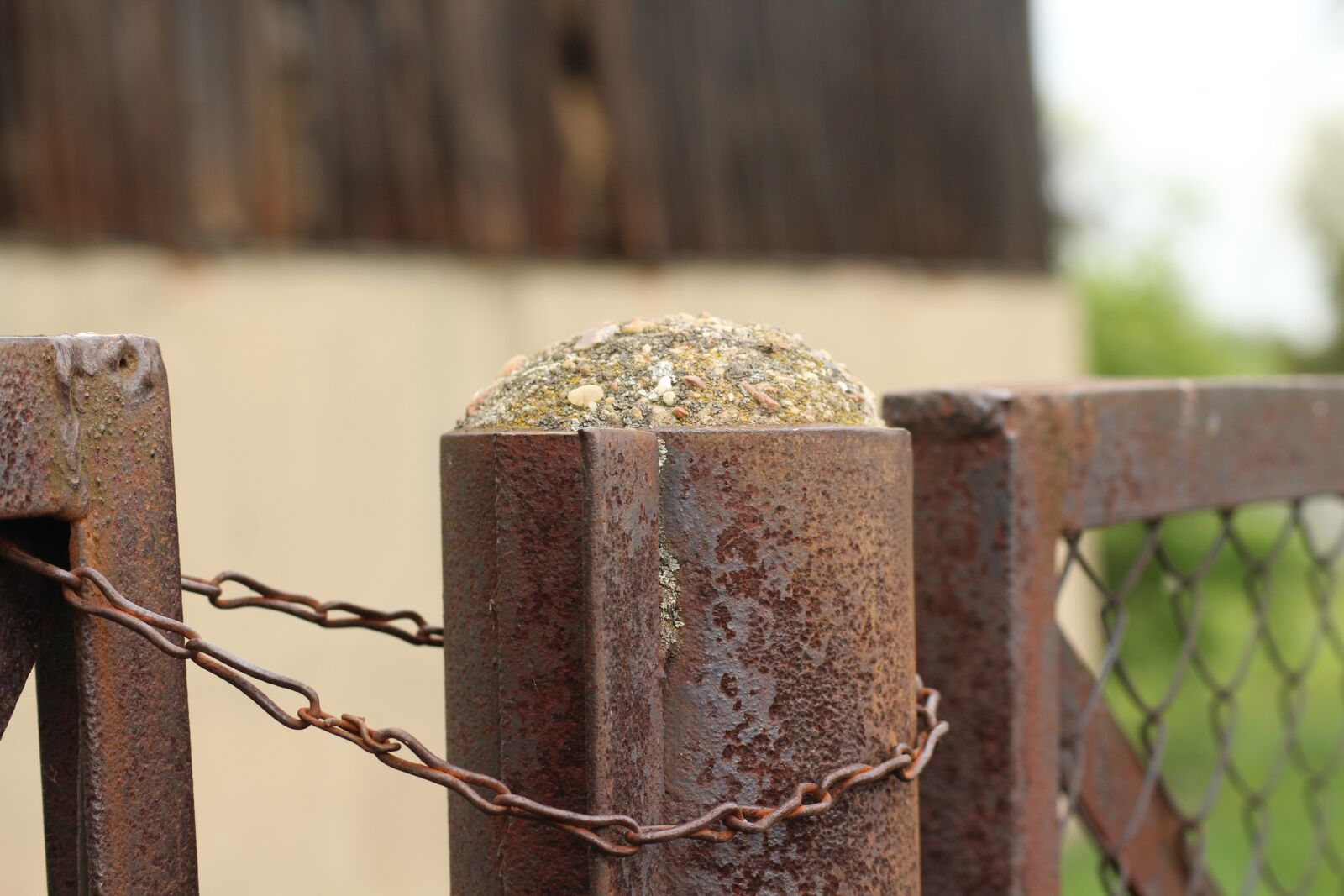 Canon EOS 1200D (EOS Rebel T5 / EOS Kiss X70 / EOS Hi) sample photo. Fencing, old, chain photography