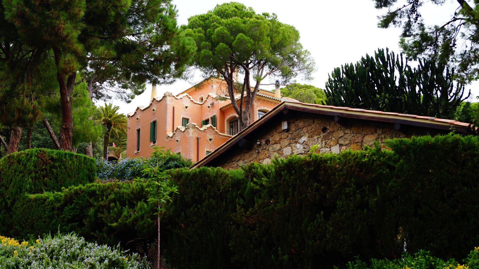 Sony SLT-A58 sample photo. Spain, park, house photography