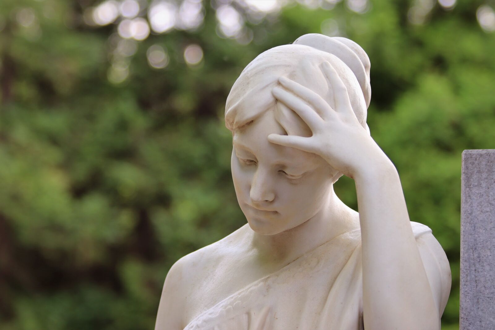 Canon EOS 200D (EOS Rebel SL2 / EOS Kiss X9) sample photo. Woman, sculpture, monument photography