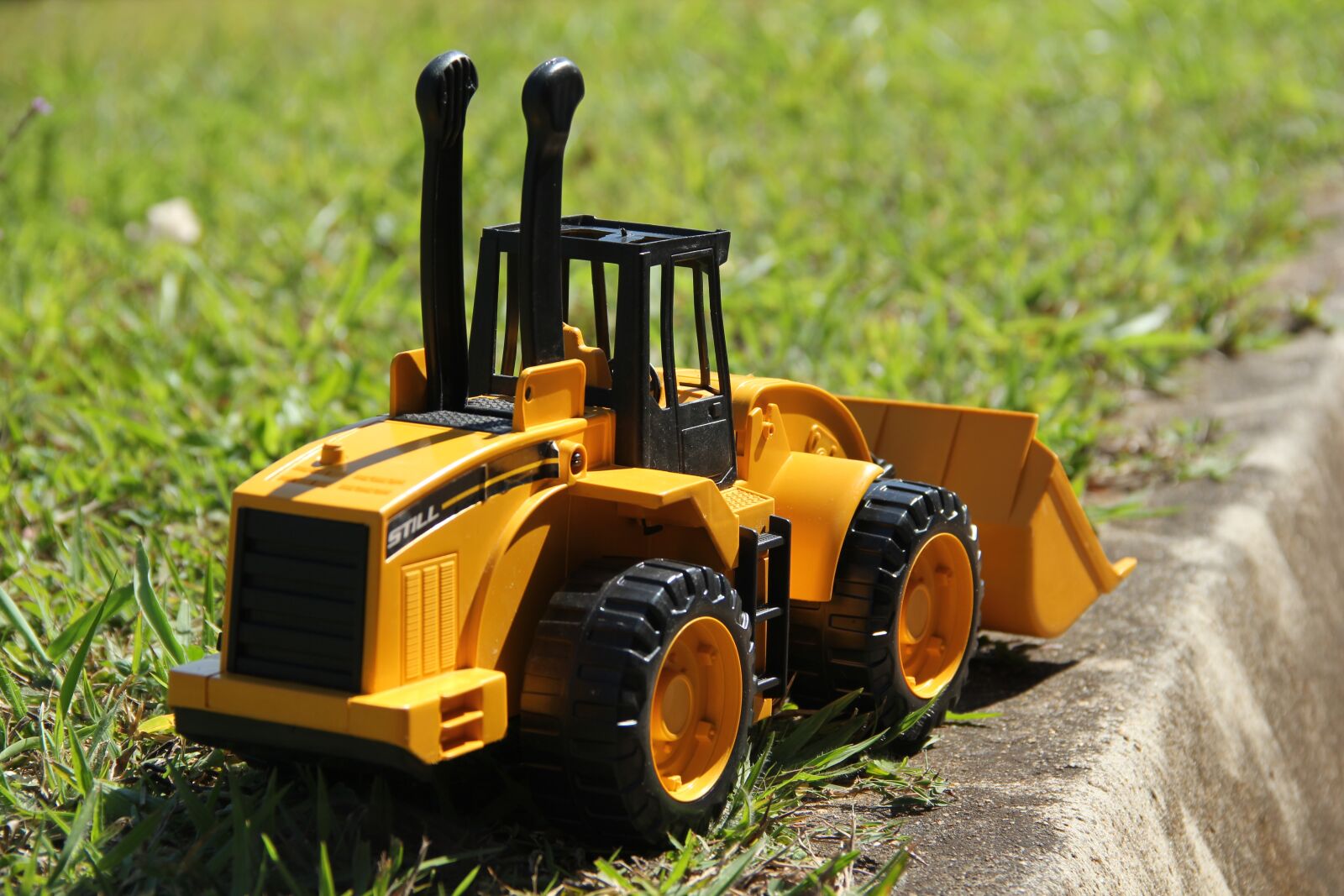 Canon EOS 550D (EOS Rebel T2i / EOS Kiss X4) sample photo. Toy, tractor, lawn photography