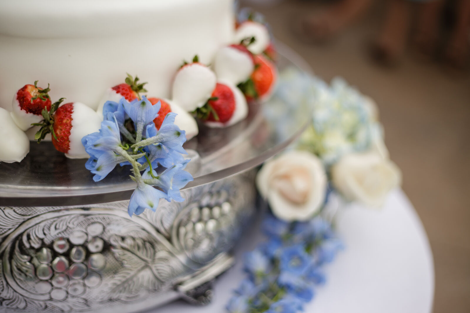 Canon EF 50mm F1.8 II sample photo. Decoration, details, flowers, strawberries photography