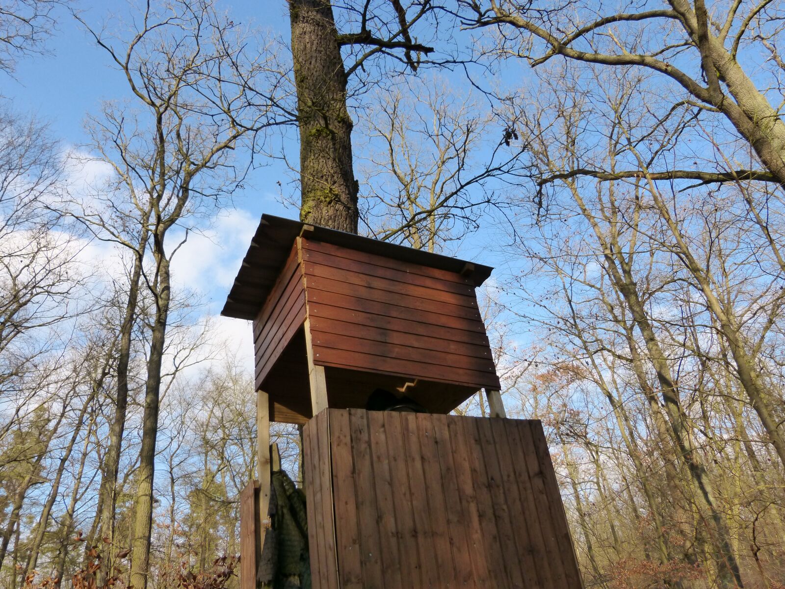 Panasonic DMC-FZ62 sample photo. Camouflage, hut, observation post photography