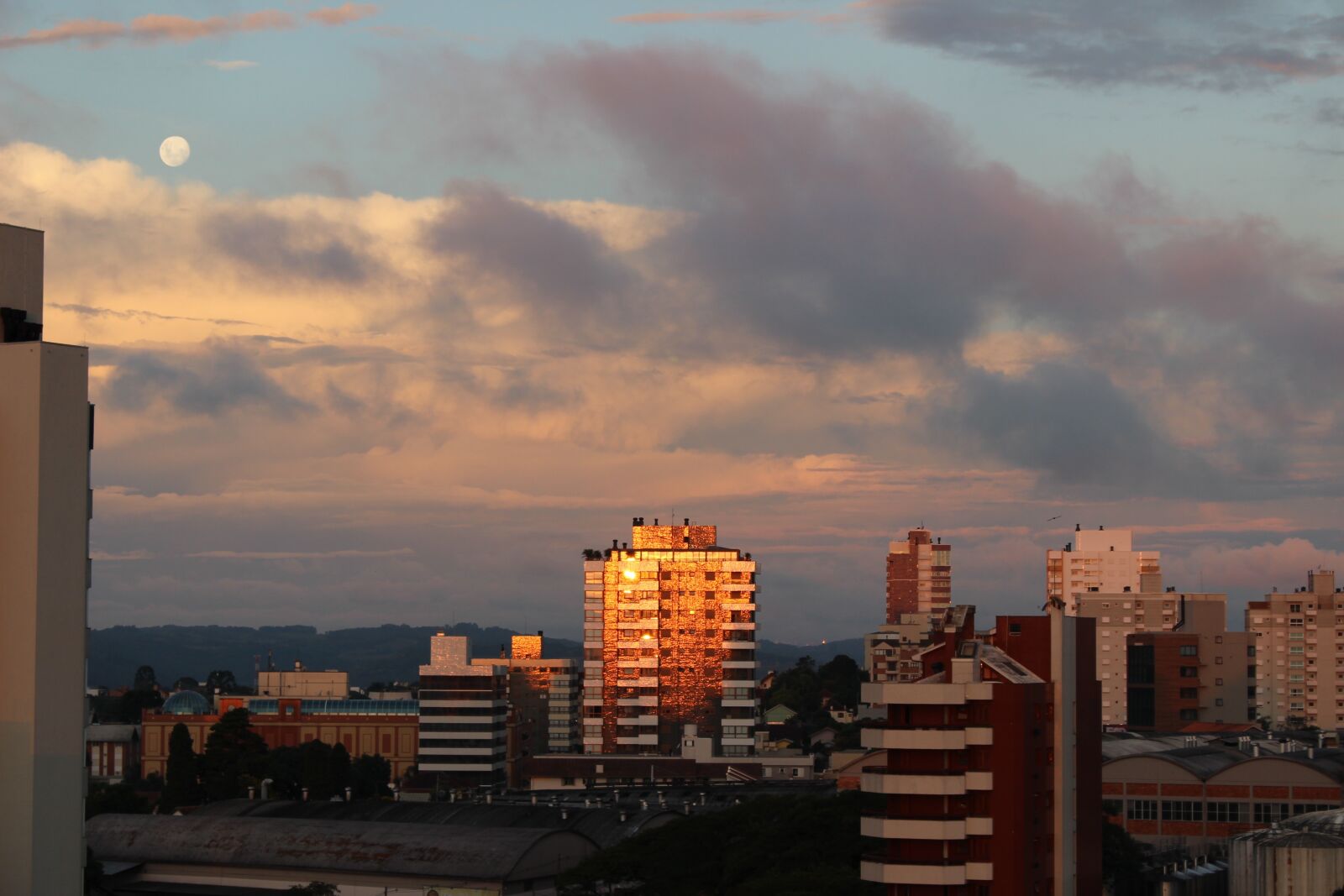 Canon EOS 100D (EOS Rebel SL1 / EOS Kiss X7) sample photo. Sky, buildings, urban photography
