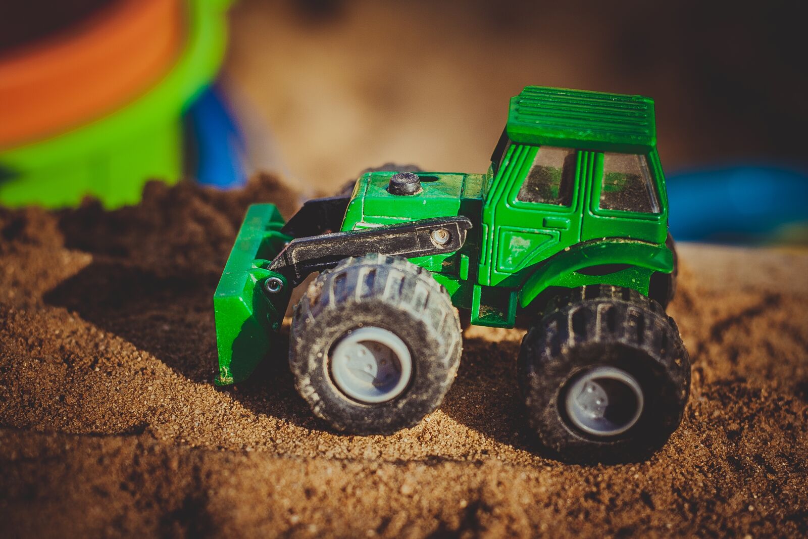 Canon EOS 1000D (EOS Digital Rebel XS / EOS Kiss F) sample photo. Toy, tractor, fantasy photography