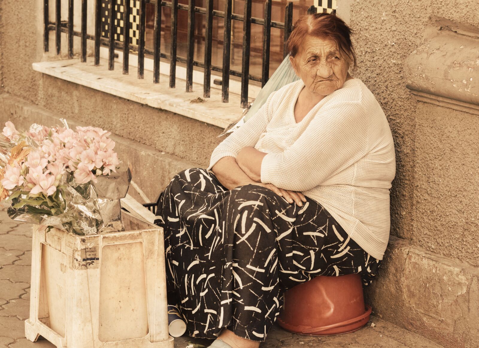 Nikon D5100 sample photo. Woman, old, shop assistant photography
