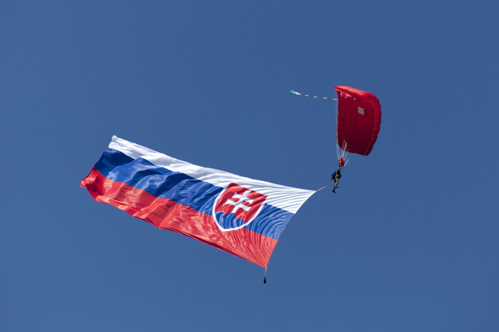 Canon EF 70-300mm F4-5.6 IS USM sample photo. Slovak flag, pledge, paragliding photography
