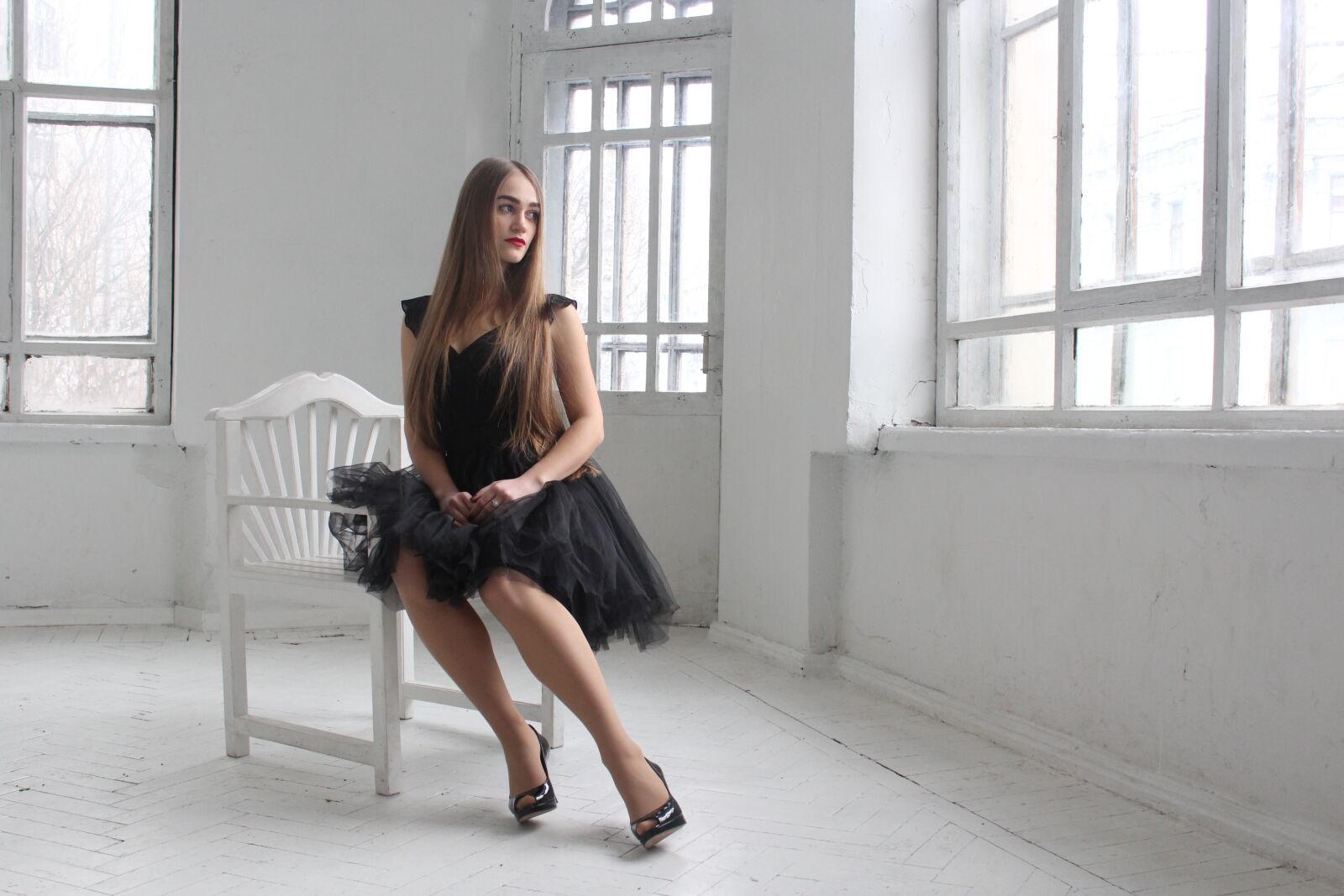 Canon EOS 1200D (EOS Rebel T5 / EOS Kiss X70 / EOS Hi) sample photo. Girl, white hall, window photography