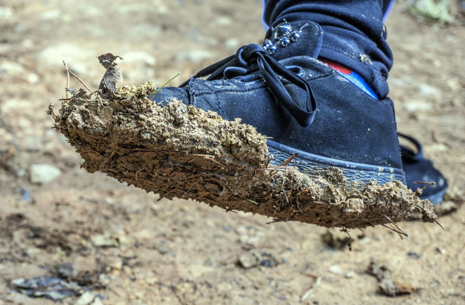Sony E 16-50mm F3.5-5.6 PZ OSS sample photo. Shoe, foot, mud photography