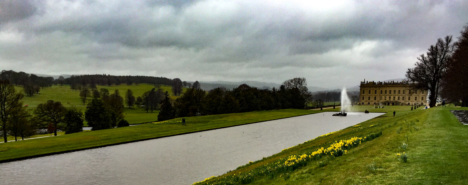 Apple iPhone 6 sample photo. Chatsworth, house, clouds, daffodils photography