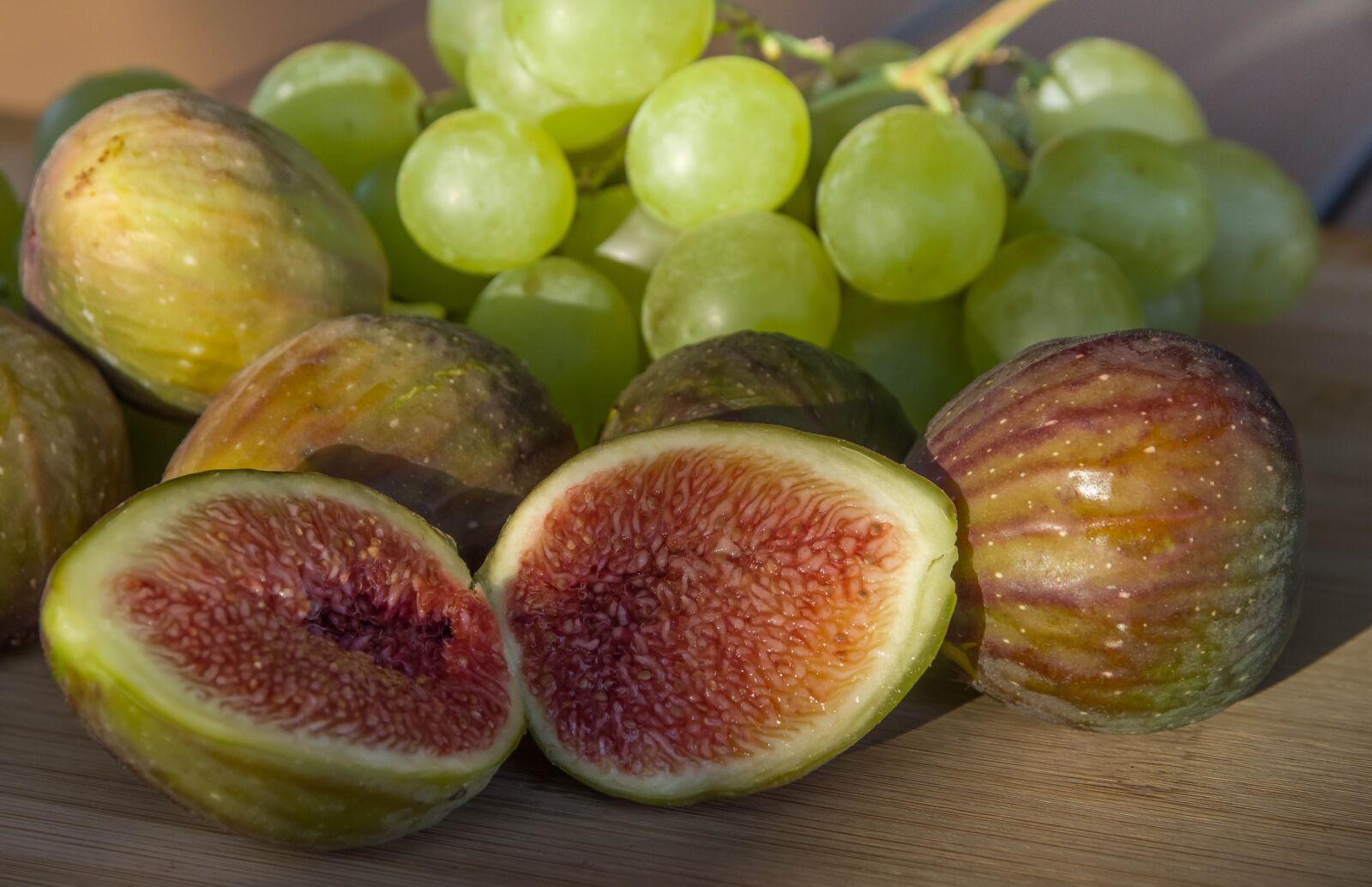 Pentax KP sample photo. Figs, grapes, fruit photography