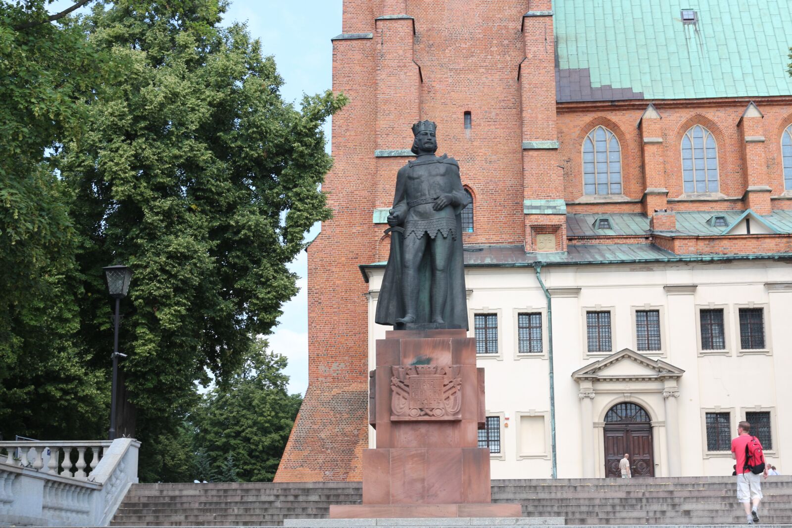 Canon EOS 700D (EOS Rebel T5i / EOS Kiss X7i) + Canon EF-S 18-55mm F3.5-5.6 IS STM sample photo. Gniezno, the cathedral, king photography
