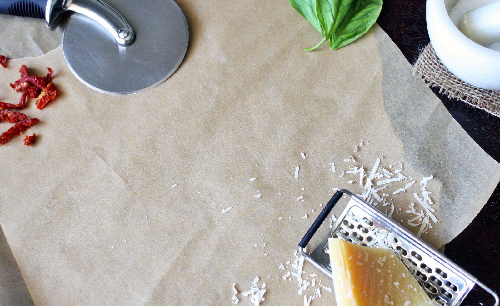 Canon EOS 1000D (EOS Digital Rebel XS / EOS Kiss F) sample photo. Background, cutting board, pizza photography