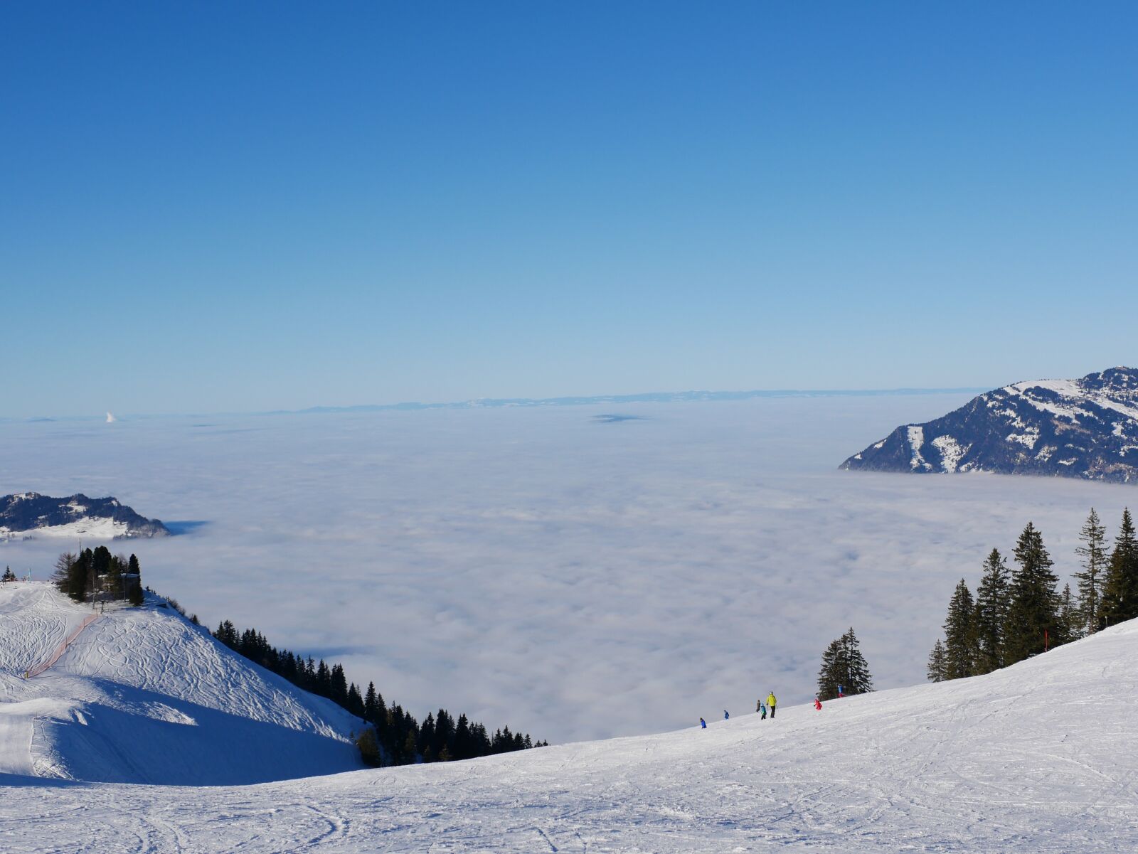 Panasonic Lumix DMC-GX85 (Lumix DMC-GX80 / Lumix DMC-GX7 Mark II) sample photo. Mountain, skiing, sea of photography