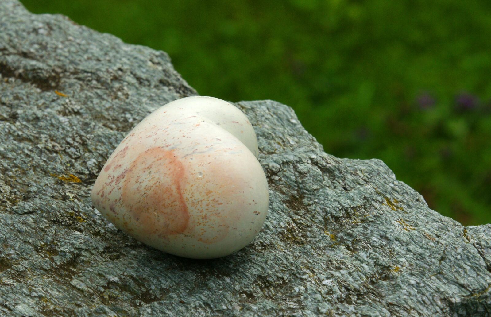 Sony Alpha DSLR-A700 sample photo. Heart, stone, silent photography