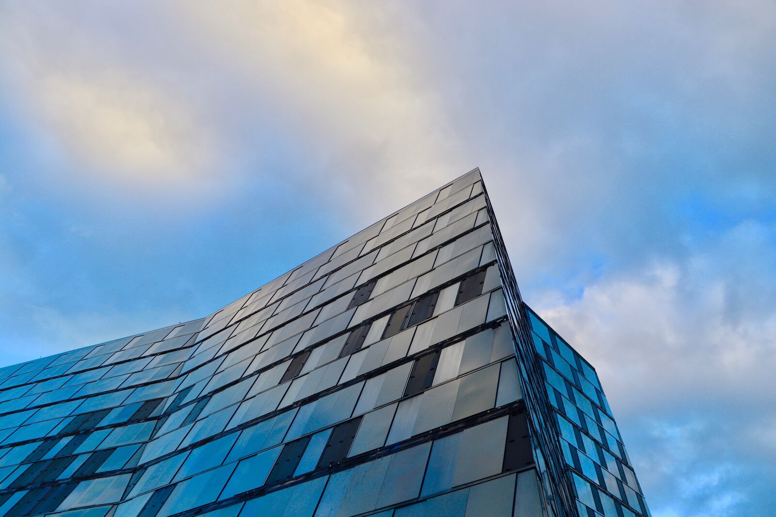 Canon EOS 800D (EOS Rebel T7i / EOS Kiss X9i) sample photo. Building, reflection, sky photography