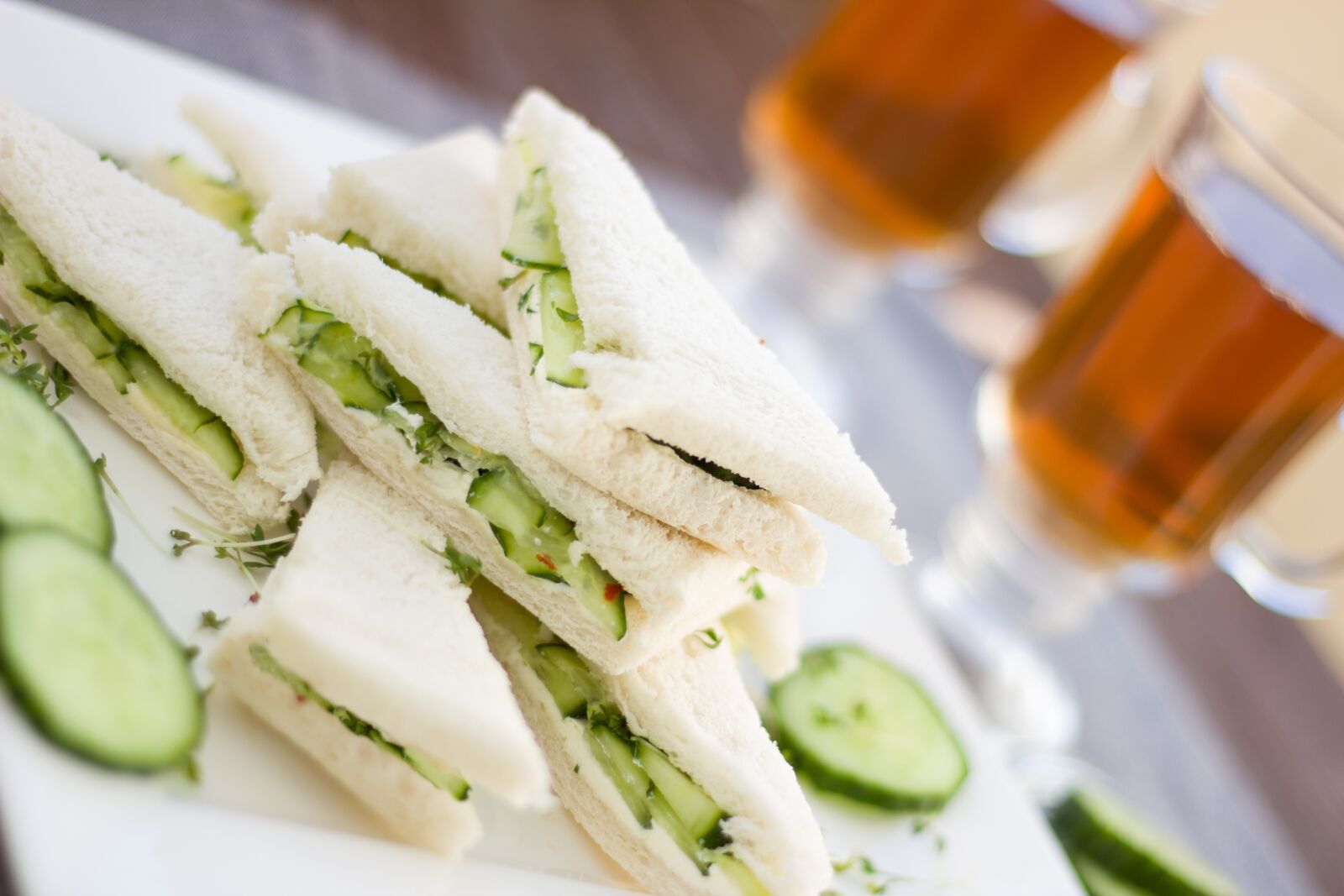 Canon EOS 600D (Rebel EOS T3i / EOS Kiss X5) + Canon EF 50mm F1.8 STM sample photo. Cucumber, sandwich, snack photography