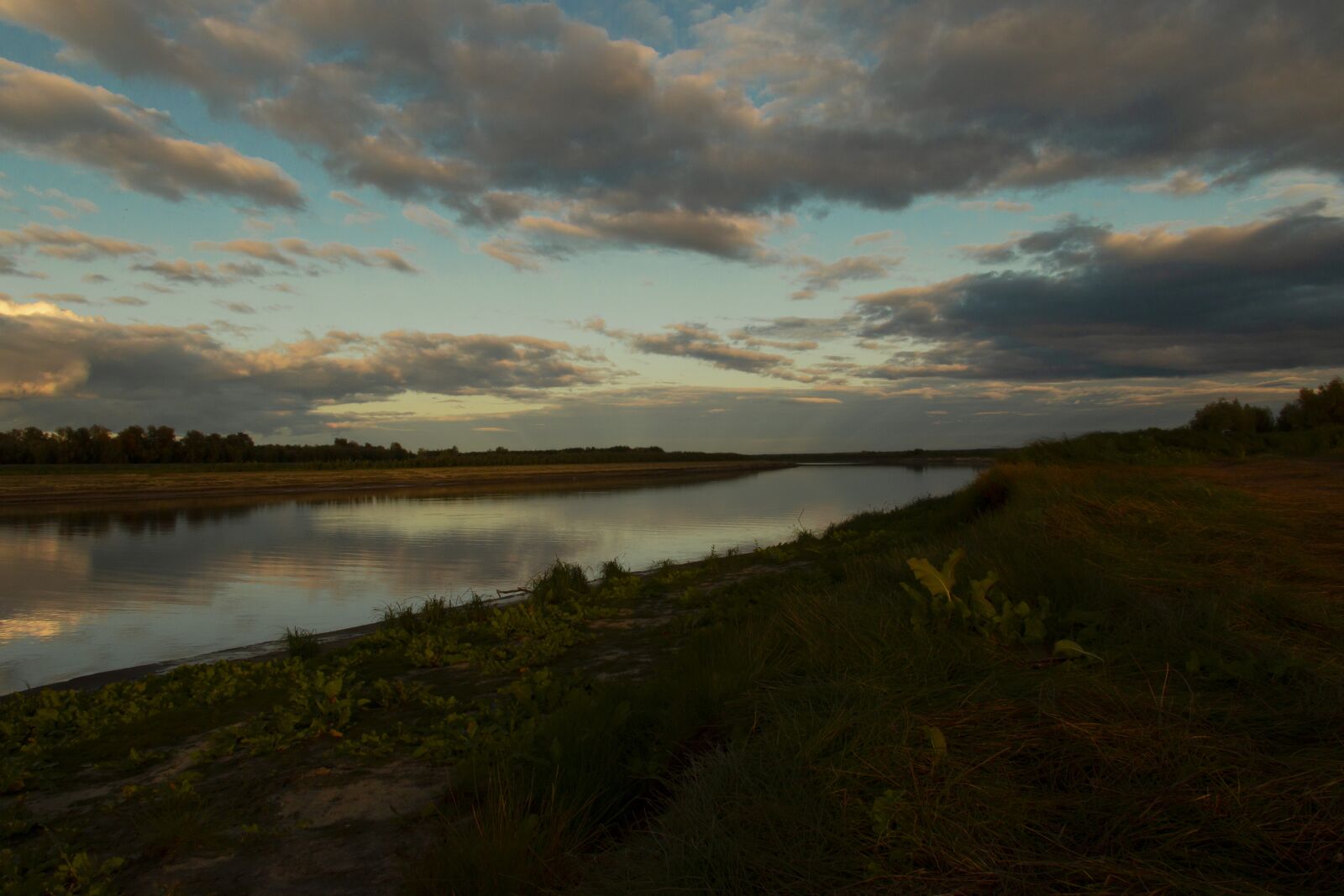 Canon EOS 70D + Canon EF-S 18-135mm F3.5-5.6 IS sample photo. River, grass, sky photography