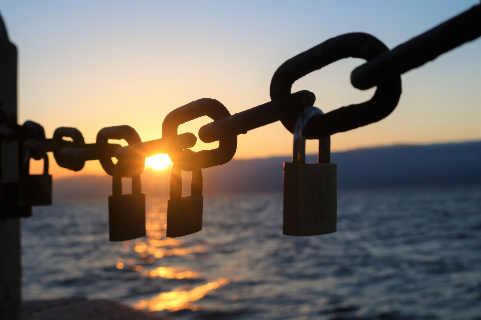 Canon EOS 750D (EOS Rebel T6i / EOS Kiss X8i) sample photo. Love locks, sunset, romance photography