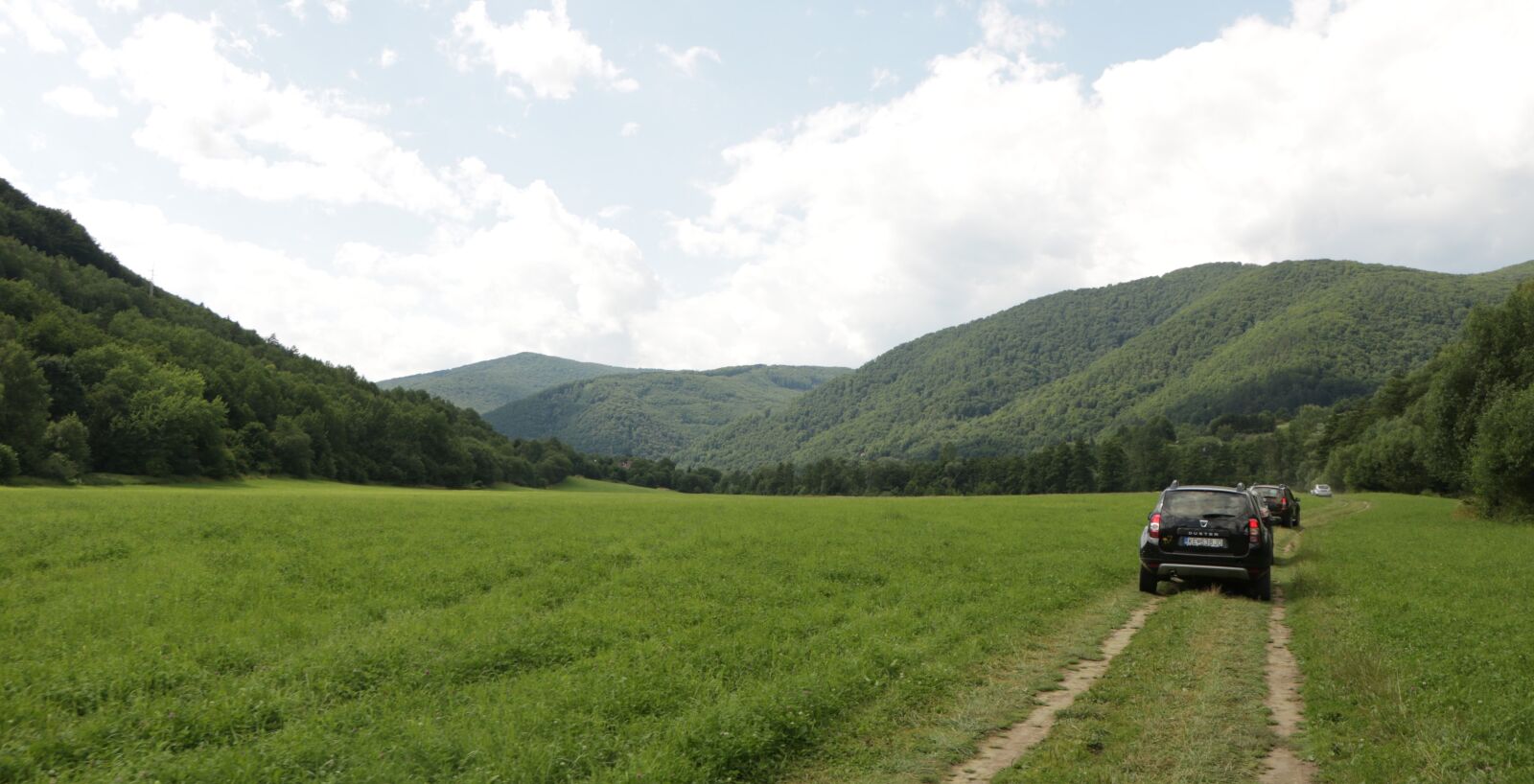 Canon EOS 760D (EOS Rebel T6s / EOS 8000D) sample photo. Green, car, road trip photography