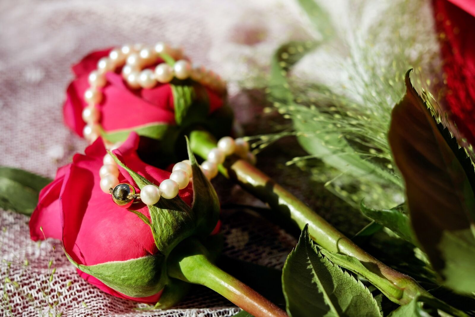 Fujifilm X-T10 + Fujifilm XF 35mm F1.4 R sample photo. Pearl necklace, jewellery, chain photography