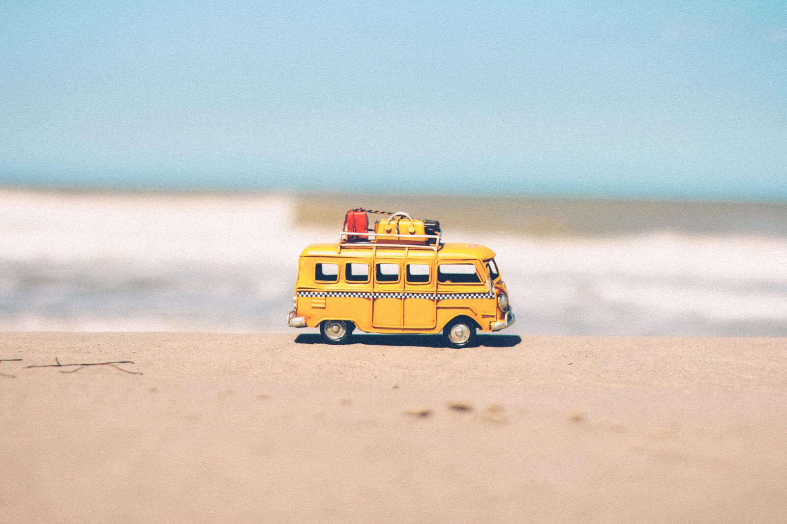 Canon EOS 60D + Canon EF 50mm F1.8 II sample photo. Beach, blue, car, combi photography