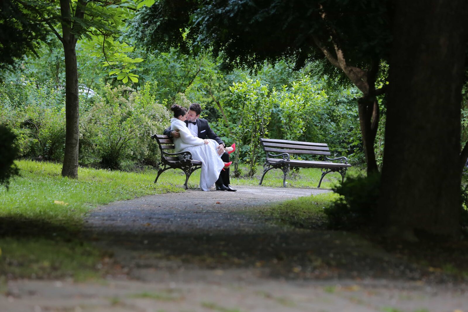 Canon EF 70-200mm F2.8L IS USM sample photo. Bench, bride, coupe, dress photography