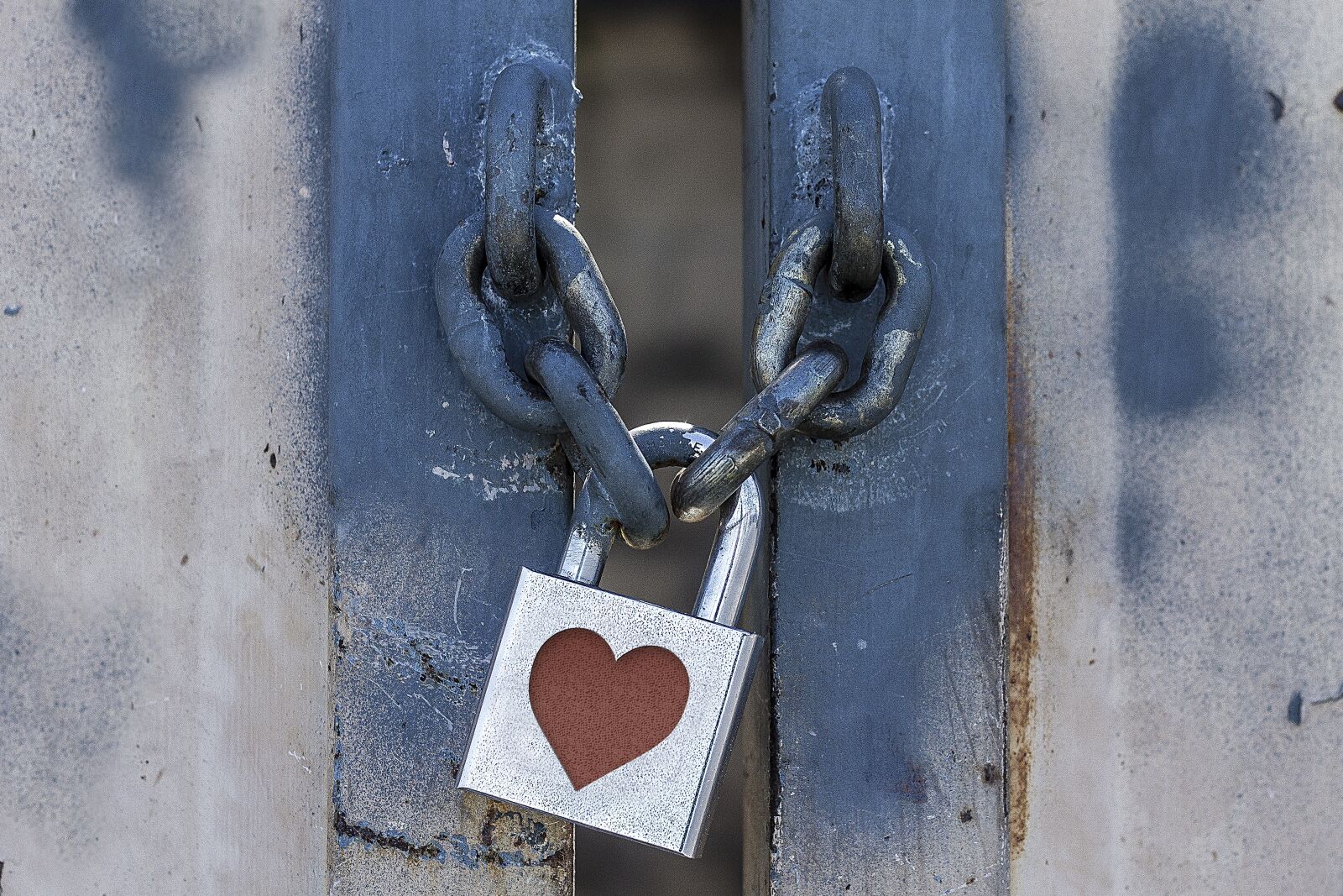 Canon EOS 1100D (EOS Rebel T3 / EOS Kiss X50) + Canon EF 50mm F1.8 II sample photo. Lock, padlock, heart photography