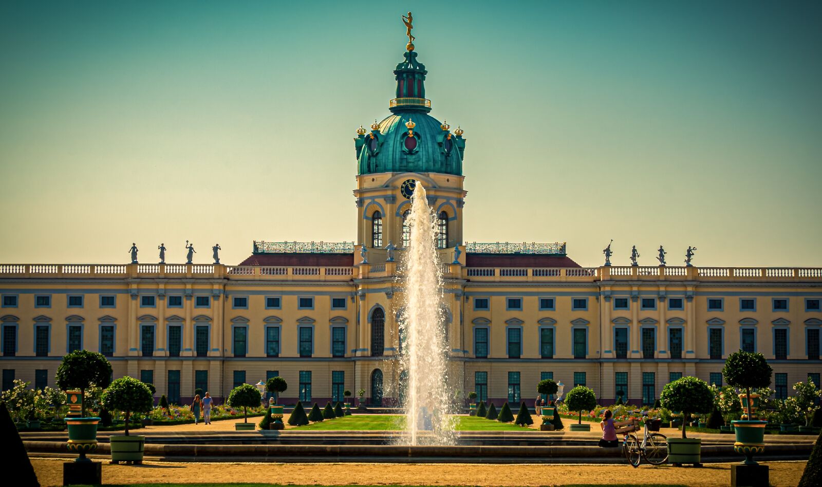 Sony E 55-210mm F4.5-6.3 OSS sample photo. Castle, schlossgarten, castle park photography