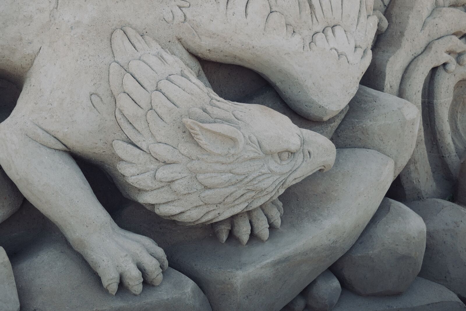 Panasonic Lumix DC-G9 sample photo. Griffin, sand sculptures, sculpture photography