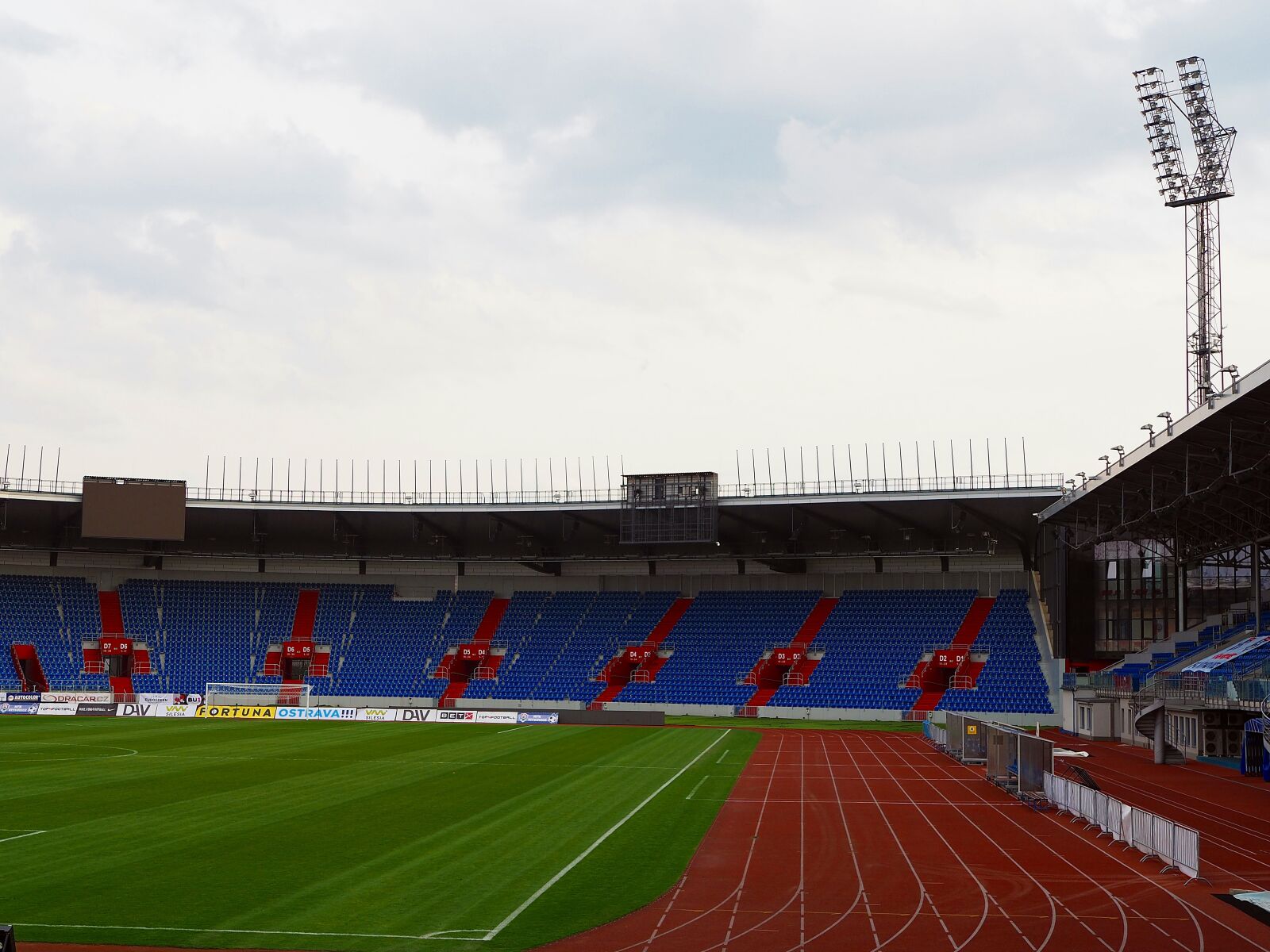 Olympus OM-D E-M10 II + LUMIX G 25/F1.7 sample photo. Stadium, athletics, tj vitkovice photography