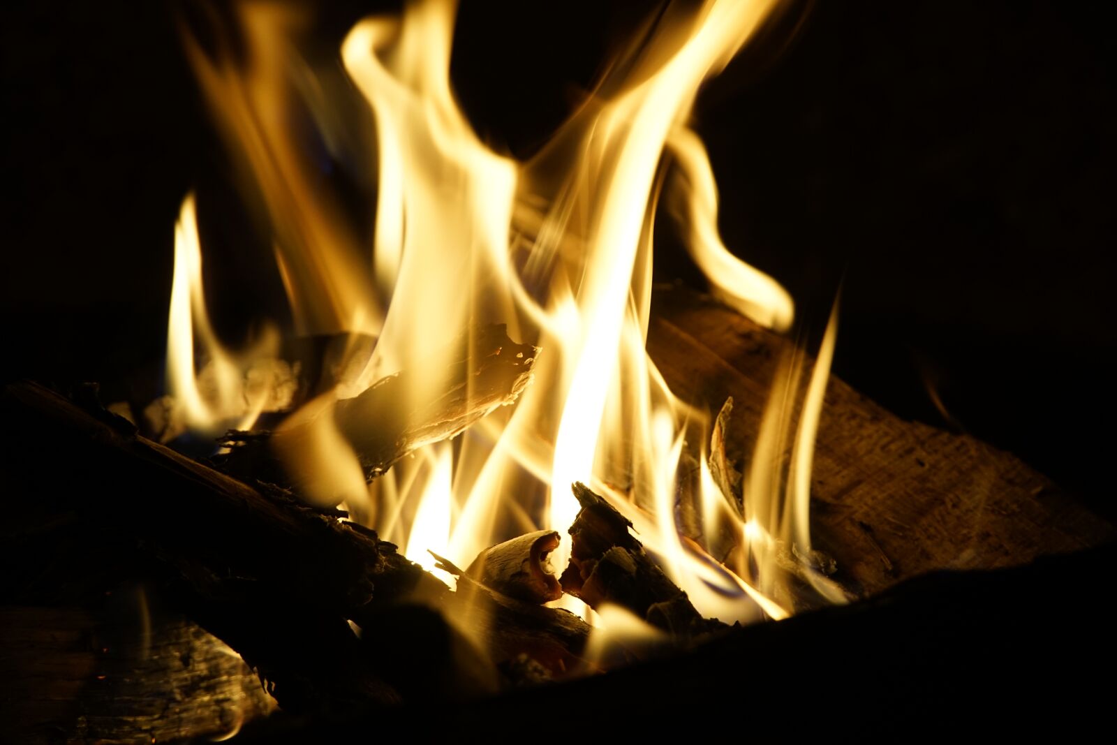 Sony a7R II sample photo. Easter, fire, flame photography