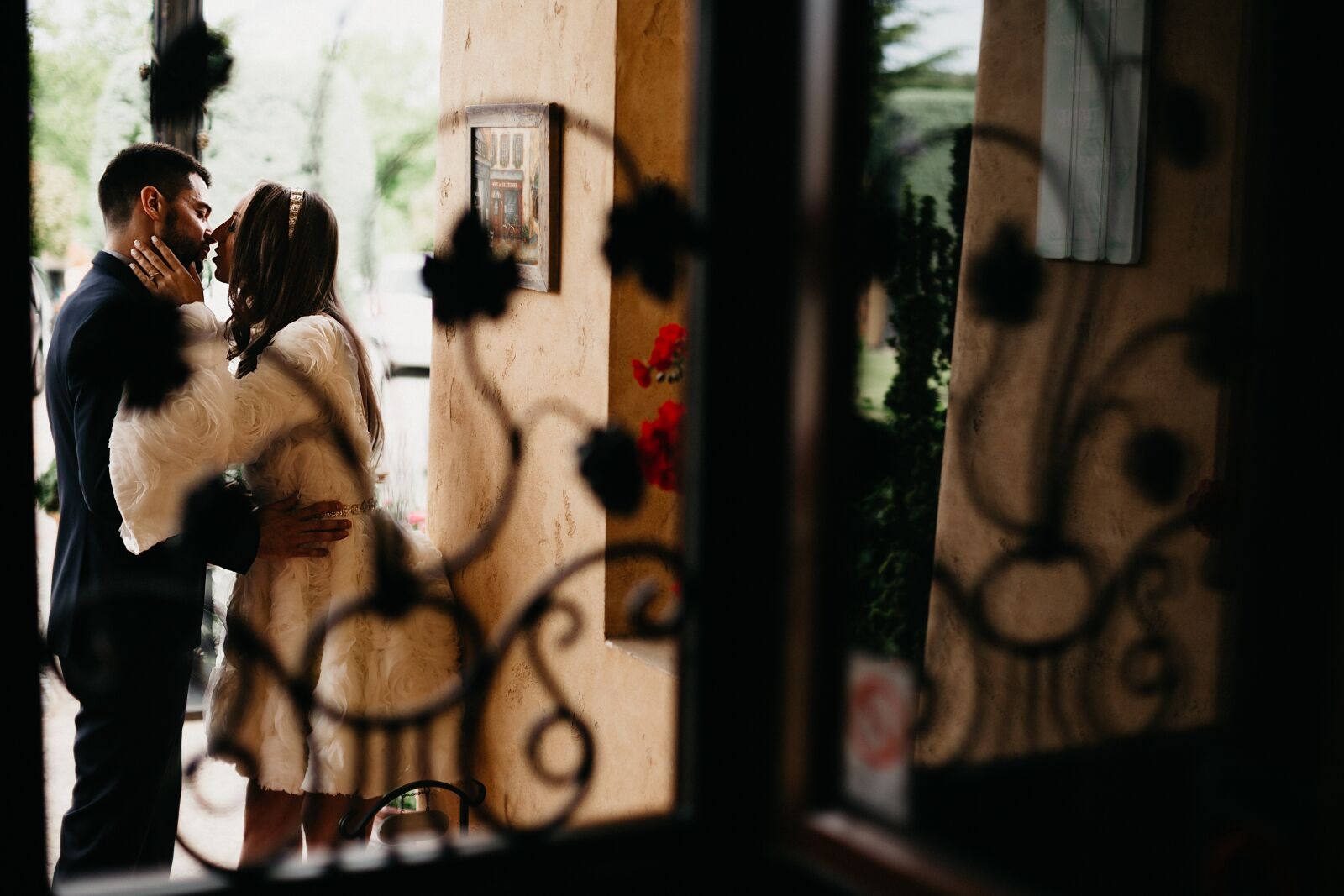 Canon EF 50mm F1.4 USM sample photo. Boyfriend, kiss, girlfriend, window photography
