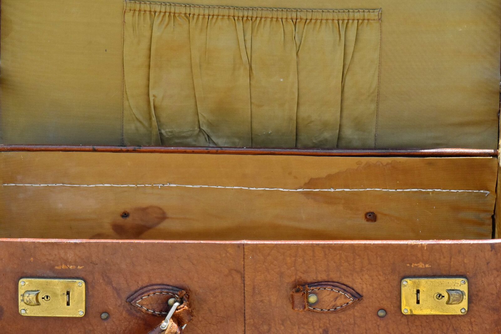 Nikon D5500 sample photo. Dirty, leather, luggage, box photography