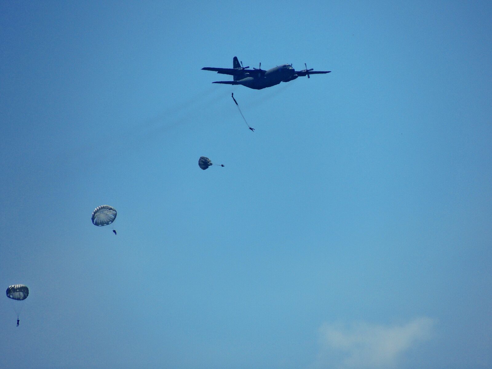 Nikon Coolpix P510 sample photo. Skydiving, parachute, plane photography