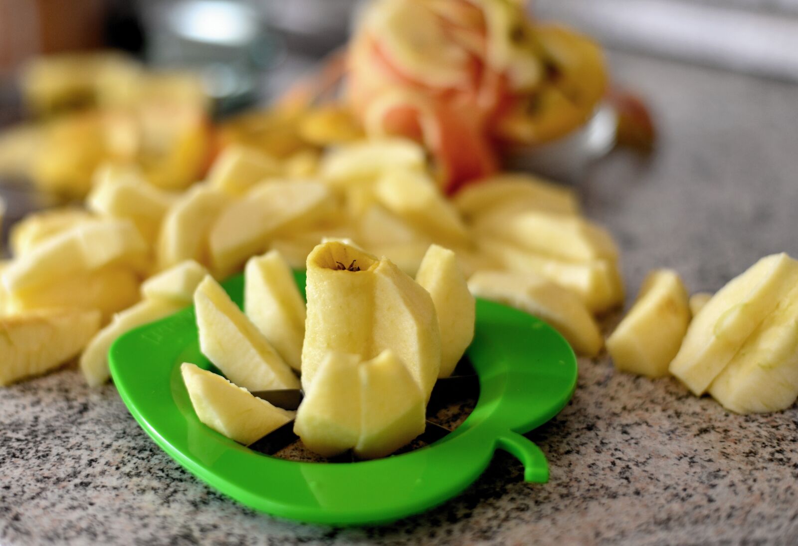 Nikon D610 sample photo. Apple, apple slices, apple photography